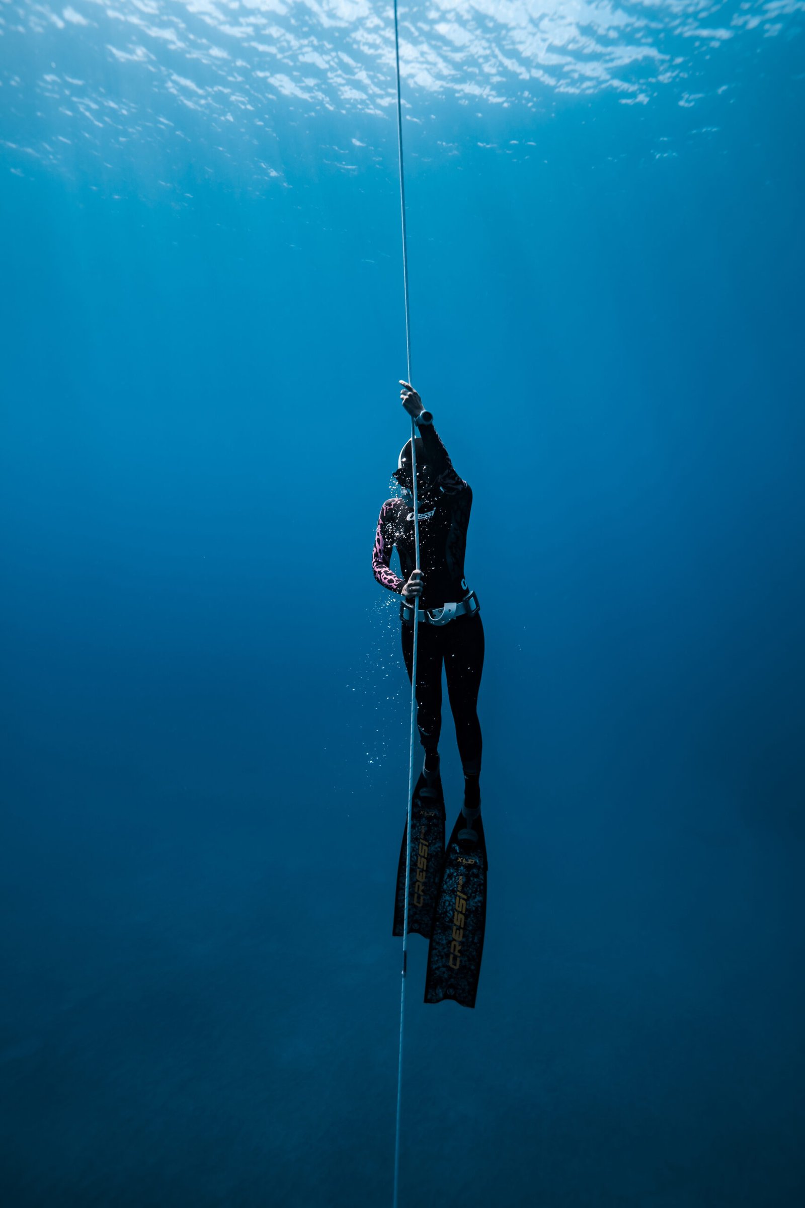 Apneístas entrenando en el océano