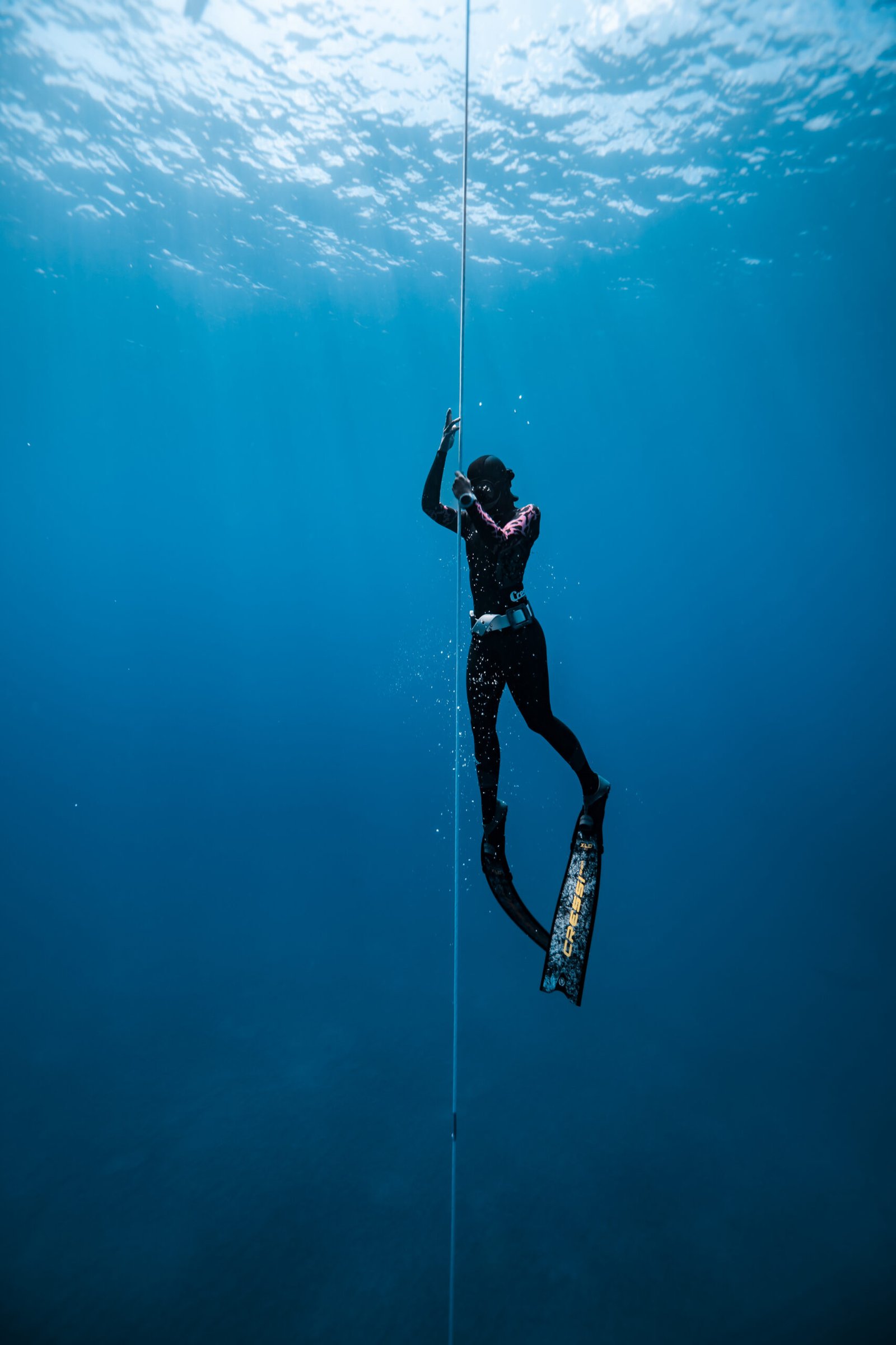 Instructor de apnea en el océano