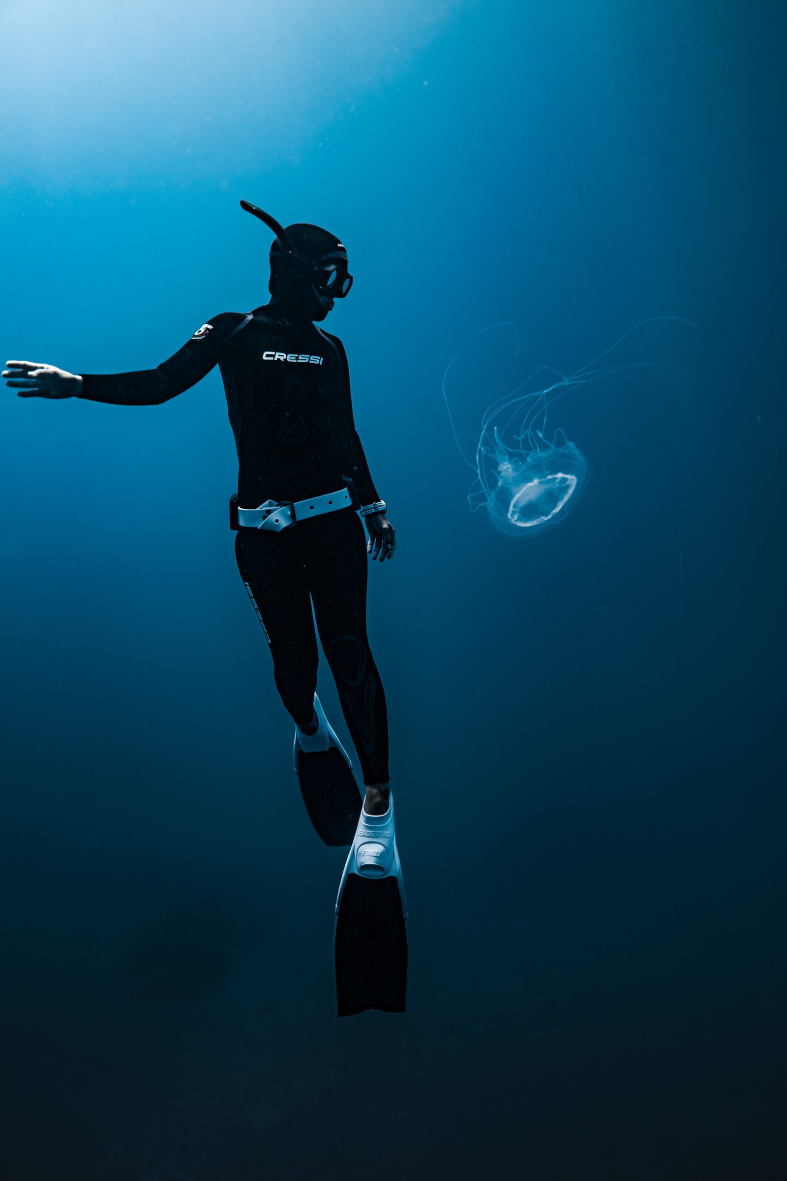 Freediver junto a medusa