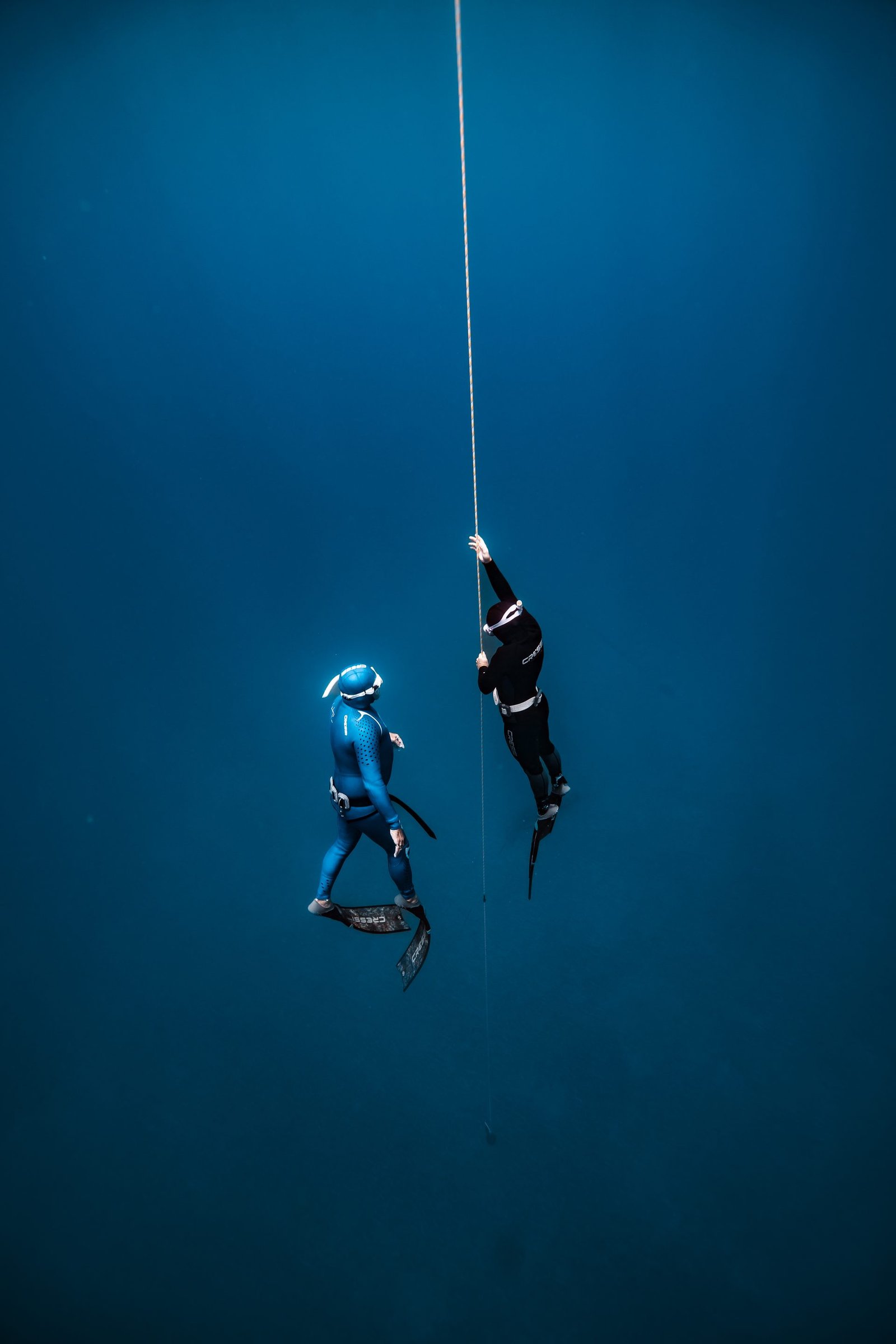 Dos apneístas entrenando en el océano